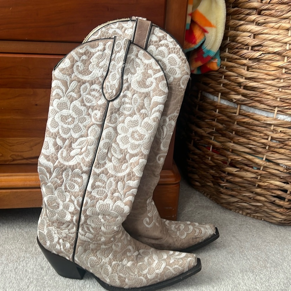Corral embroidered western boot